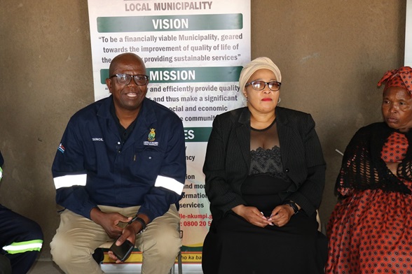 MAYOR INTRODUCES CONTRACTORS TO MOSHATE WA GA-KEKANA