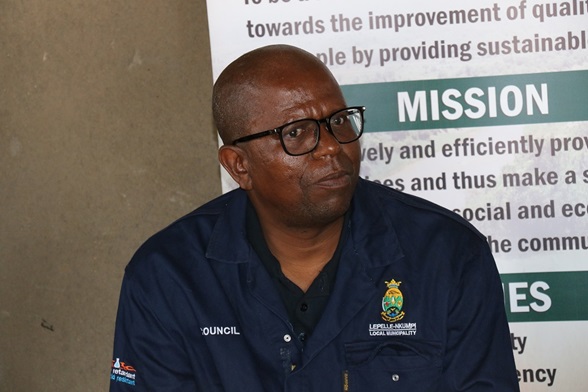 MAYOR INTRODUCES CONTRACTORS TO MOSHATE WA GA-KEKANA