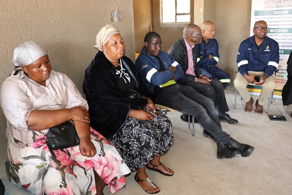MAYOR INTRODUCES CONTRACTORS TO MOSHATE WA GA-KEKANA