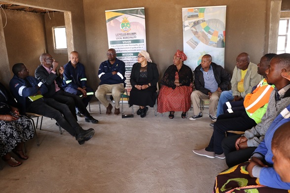 MAYOR INTRODUCES CONTRACTORS TO MOSHATE WA GA-KEKANA