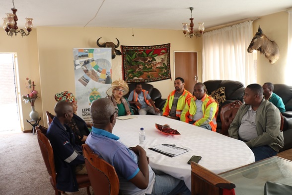 MAYOR INTRODUCES CONTRACTORS TO MOSHATE WA GA-MPHAHLELE