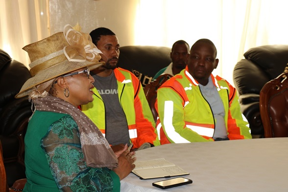 MAYOR INTRODUCES CONTRACTORS TO MOSHATE WA GA-MPHAHLELE