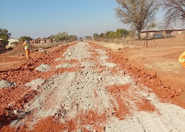 UPGRADING OF KHURENG VILLAGE 4 KM INTERNAL ROAD FROM GRAVEL TO TAR AND STRORMWATER - WARD 2