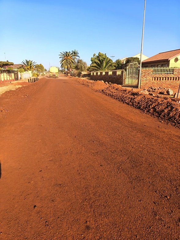UPGRADING OF LEBOWAKGOMO ZONE S 2.8 KM INTERNAL ROADS FROM GRAVEL TO TAR - WARD 16