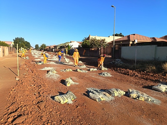 UPGRADING OF LEBOWAKGOMO ZONE S 2.8 KM INTERNAL ROADS FROM GRAVEL TO TAR - WARD 16